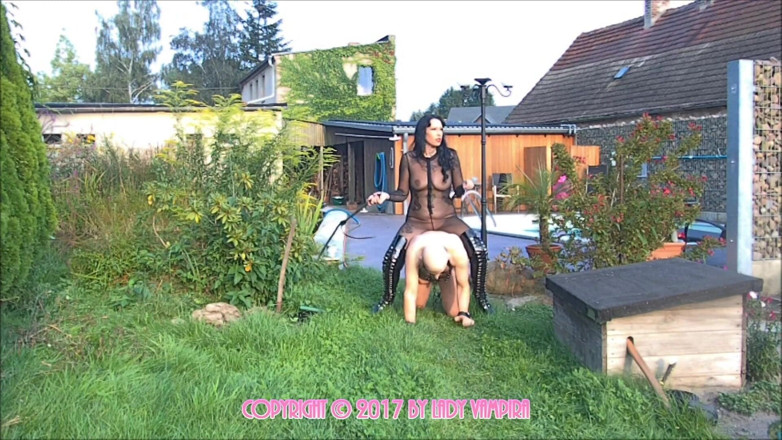 Domina Lady Vampira - SM Studio Femdom Empire: 24/7 otrok uvězněn ve sklepě Dominatrix Lady Vampira