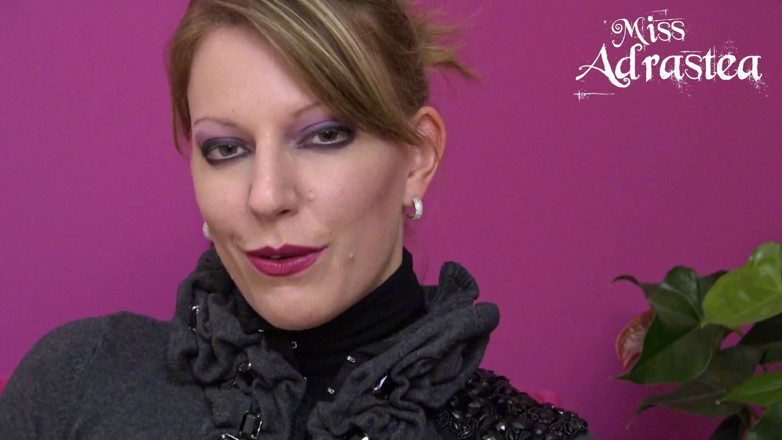 Miss Adrastea: Sunetul vocii mele te face să fii slab!