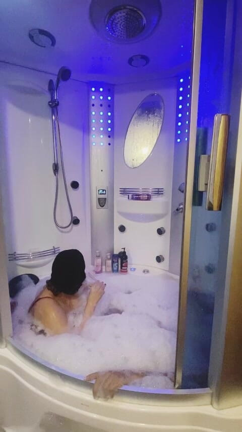 Six my and wife: Keseronokan Arab di bilik mandi