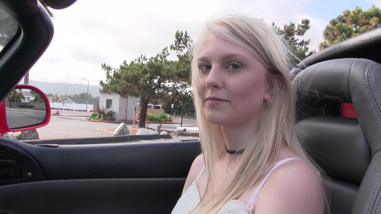 Perv Milfs n Teens: Lily Rader utrzymuje ładną kępkę blond włosów na swojej delikatnej cipce -...