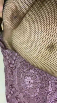 망사 바디 스위트에서 침대에 누워있는 Wildenglishbbw