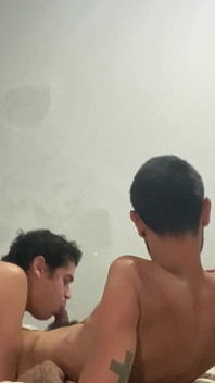 Chupando o garoto e mostrando na webcam