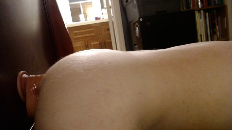 RobertLacrosse: Spingendo il dildo mi scopa il culo