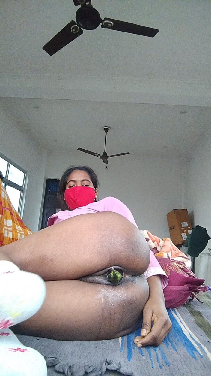 Anuttar: India hermanastra dedeándose duro solitaria en la habitación de la...