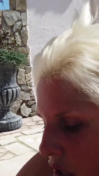 Awek blonde berambut pendek kencing pada lelaki dalam mulut dan kemudian dia menghukumnya dengan kencing di dalam mulutnya