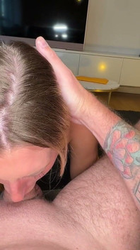 Tengere blondine wordt geneukt door Matt en krijgt de moneyshot