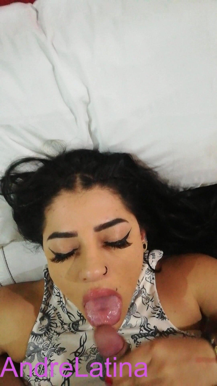 Gatita latina: She Likes to Suck Cock