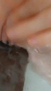 Roztahuji svou těsnou kundičku černým penisem