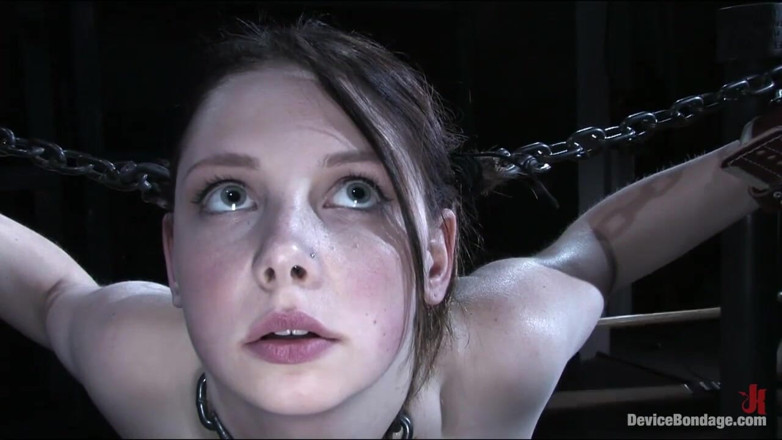Device Bondage by Kink: Verletzte Früchte