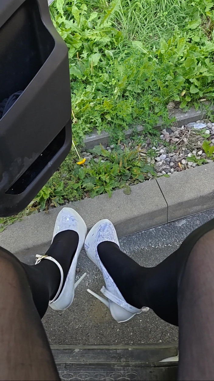 Stockings boy: Public Show Stockings and High Heels