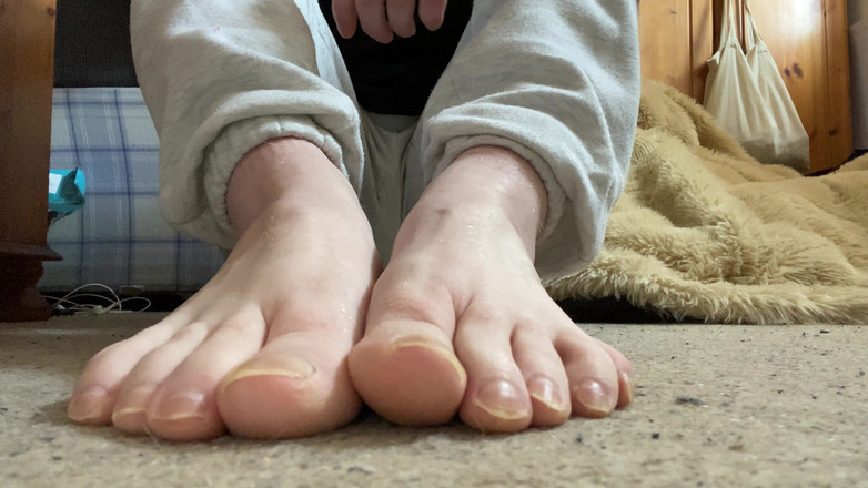 C_Huntsman: Montrer, caresser et masser mes pieds et mes toots - viens...