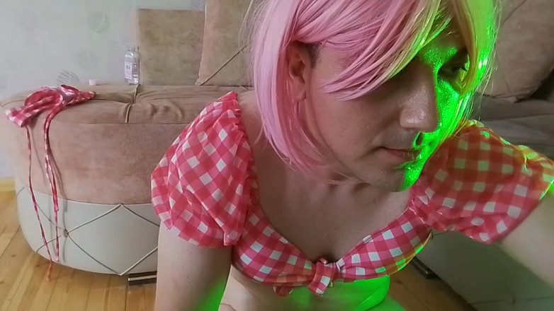 Kitty_Cross: Sexy Femboy se pomalu svléká, zatímco se na tebe dívám...