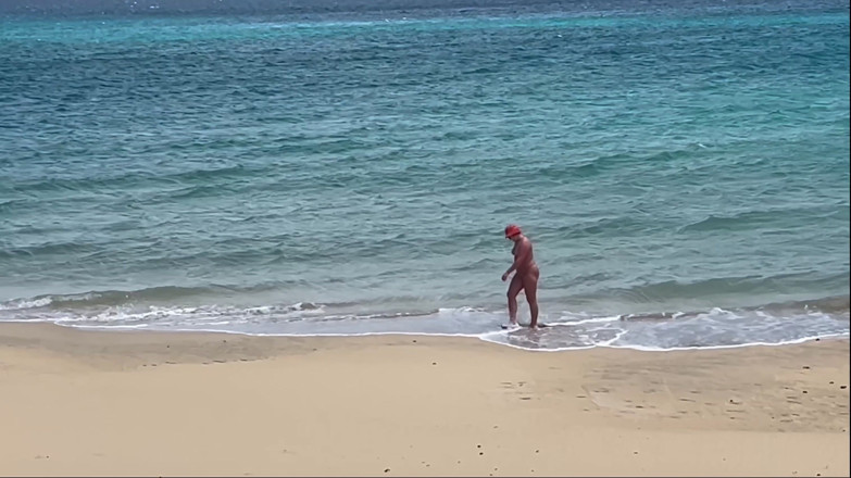 Emma Voyeur: Naakte strandmilf helpt een aftrekkende vreemdeling - klaarkomen op haar kont