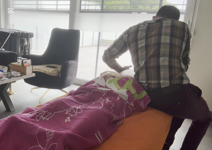 Sirene: 口の中にチンポが入るまでマッサージ