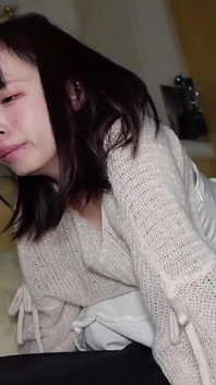 微笑着娇小柔软的胸部美人，欲望滑向极限，进入凌乱的内射高潮