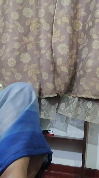 Tina Baby: MILF desi mengambil 3 -dia menonton TV, saya menonton belahannya