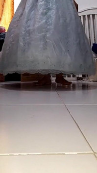 穿着缎面婚纱的亚洲变装射精球礼服
