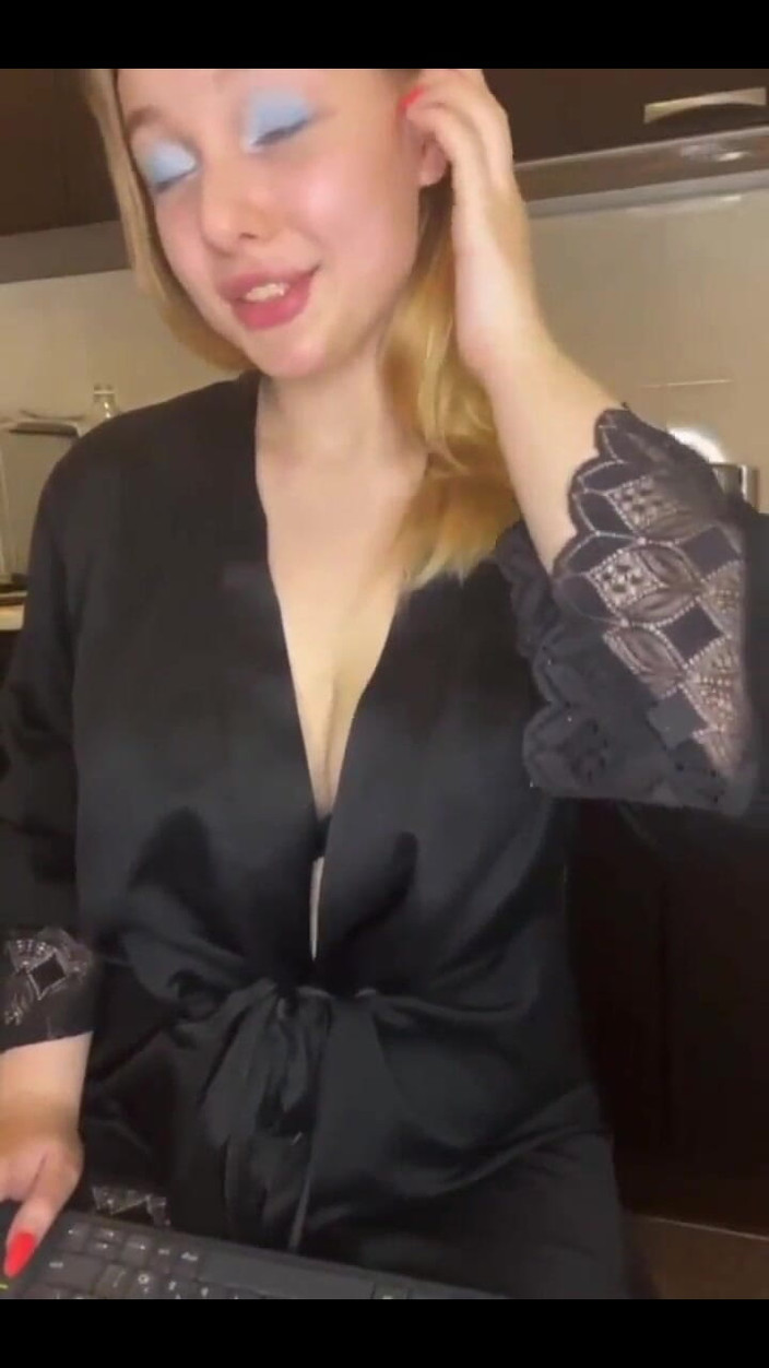 JuiceLussie: Holka sedí na tváři a masturbuje