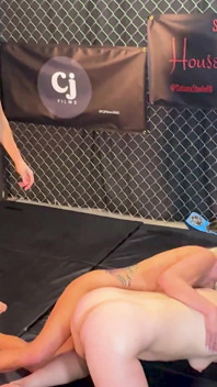 Poprvé nahý sexwrestle s Lorou Cross Sinthia Bee a Tatianou Steele