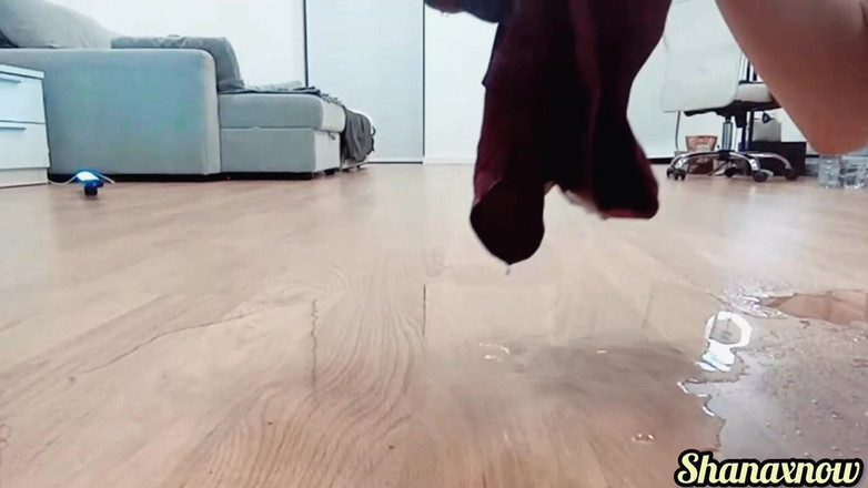 Shanaxnow: モップ掛け中、モップをかけている私の穀物スポーツスパンデックスショーツで放尿