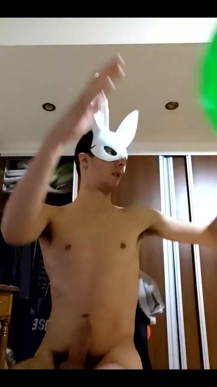 Floatie Boy: Bunny Looner mamando grandes globos mientras se masturba en la...