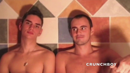 French Twinks Amator videos: Deux jumelles français sexy baisent dans la cuisine