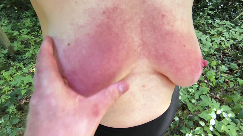 Bouncy Tits Action: Czerwone piersi w lesie