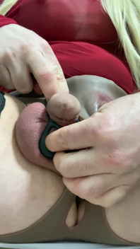 Azgın amatör travesti trans çoraplı ve topuklu ayakkabılarla mastürbasyon yapmak için anal vibratör yarak halkası ve amcık kullanıyor