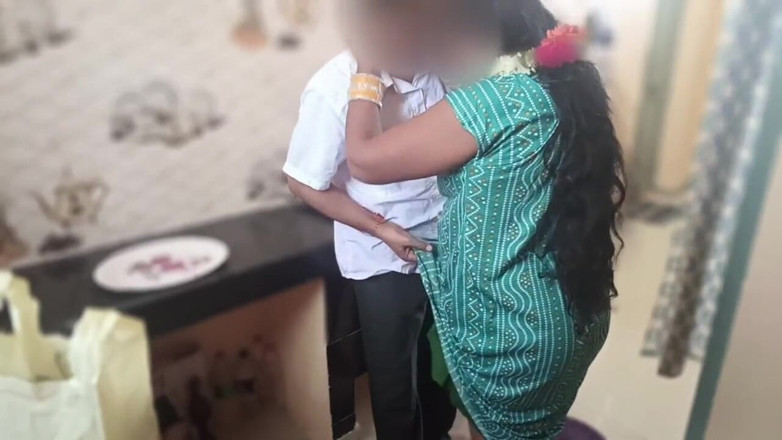 Telugu-fuckers: देसी सौतेली मम्मी की रसोई में चुदाई, मैंने उसे खाना बनाते समय आश्चर्यचकित करने के लिए चोदा।
