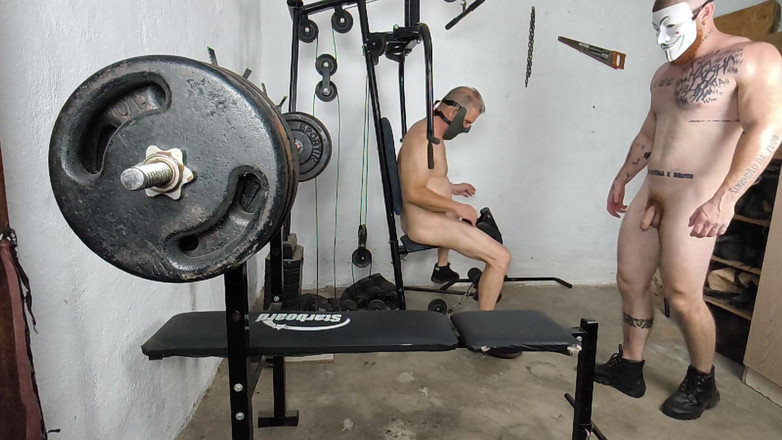 carmonaoficial: Tombée et nue dans la salle de sport en plein...