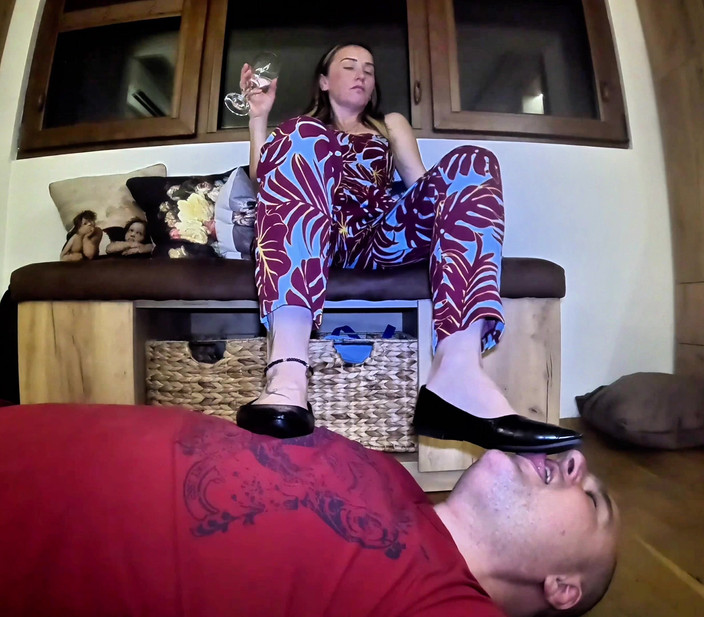 Mistressyammyboots: Paní a její lidský stůl