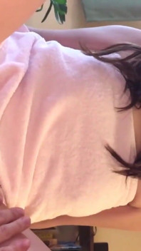 Uma milf japonesa com peitões que conheci na Internet de repente invadiu minha casa e filmou um vídeo de gozada interna