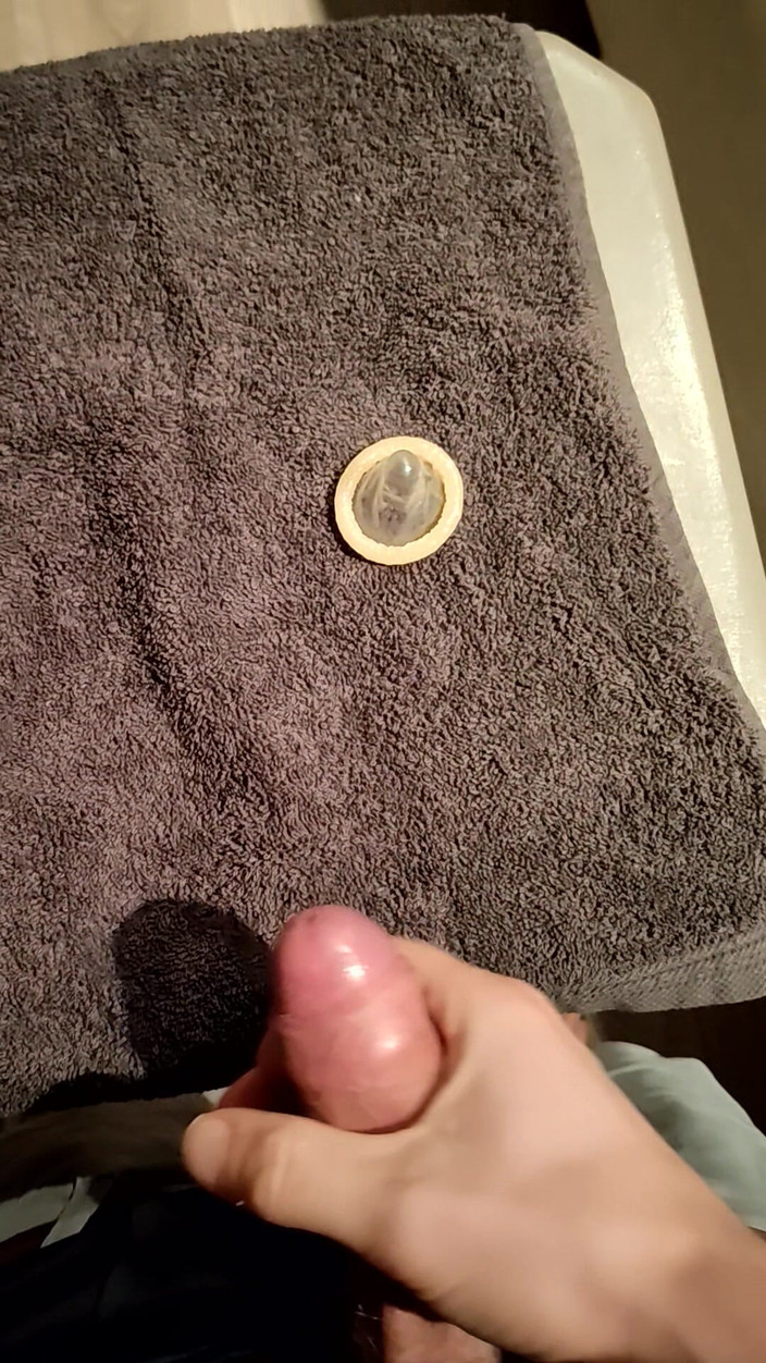 LcDream: Malý penis vyvrcholí na barové stoličce v kondomu