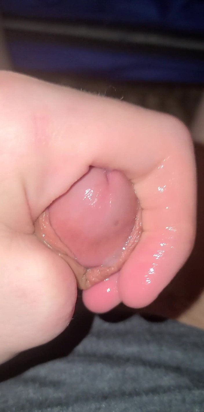 Realmatthew: Крупним планом дрочить змащений член - коротке відео