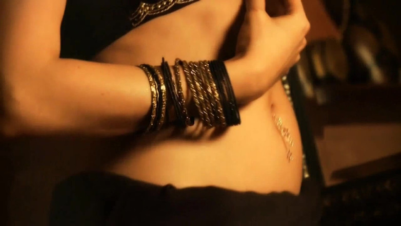 Bollywood Nudes: Deva Dassis břišní tanec