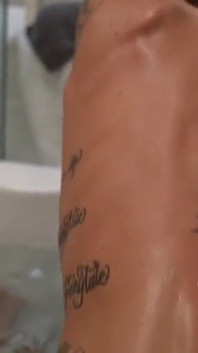 我给 tattoed baddie alby rydes 按摩和她变得饥渴