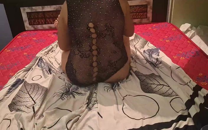 Sexy sindu: Stora vackra naturliga bröst fru knullar hårt med ny klänning