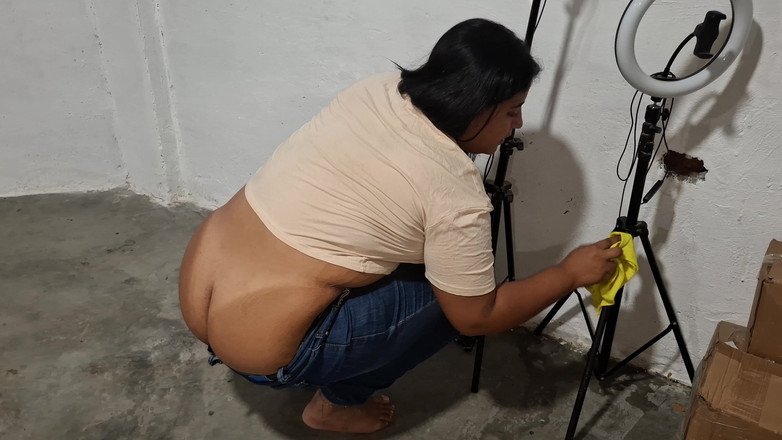 SugarPose: Büyük götlü hizmetçi müşterinin evini temiziyor