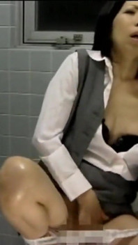 Stuck up Older Woman - Toilet Masturbation Episode 7