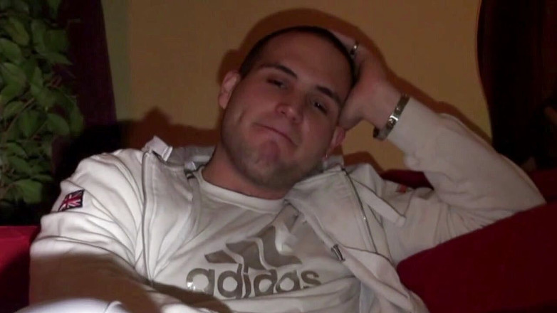 Sneaker gay: Soumission de feitsh sneaker avec 2 garçons scally en jogging