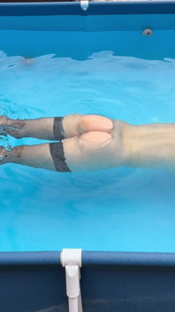Die atem hält unter wasser im pool