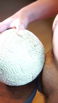 Baise un melon à l’hôtel.