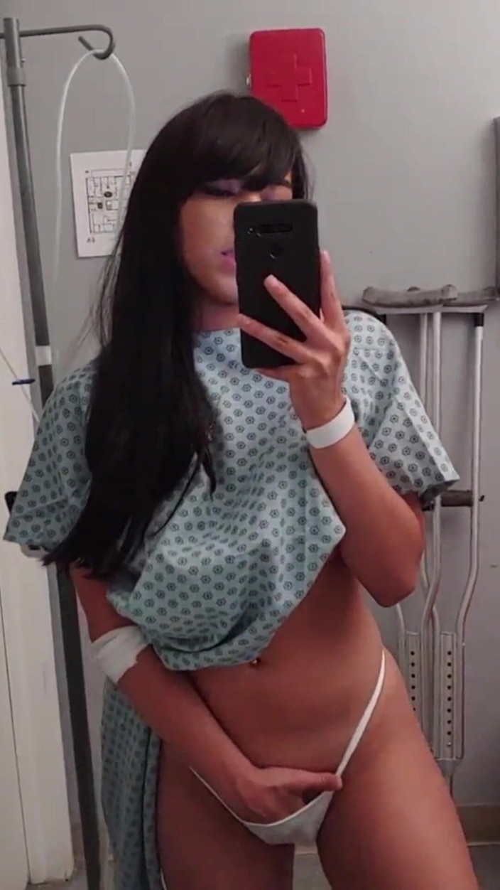 CamSoda: 병실에서 자위하는 걸레 같은 거유 엉덩이 격리 십대