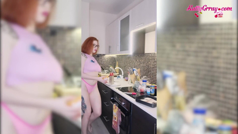 Katty Grray: Beautiful teen cooks naked after waking up