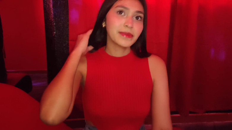 Teen sex 66: Roxi hace una buena mamada y recibe una buena cogida...