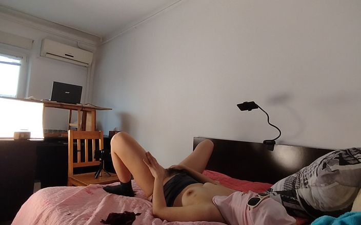 Amateur_MS: Une femme amateur se doigte la chatte a un orgasme....