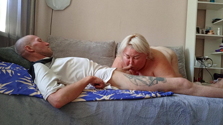 Zona901: Přišel jsem ke své masturbující macechě, aby mi vykouřila