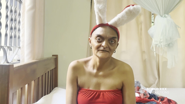 BongoXXX: Torun anne Noel tavşanını kıyafet gibi giyiyor, böylece onu götünden...