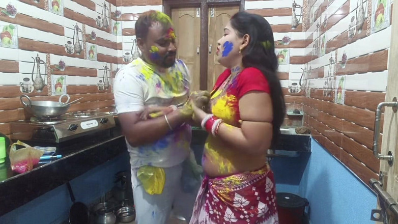 Sona bhabhi: Beautiful Bengali Bhabhi Enjoy Holi Special with Her Neighbours Applied...