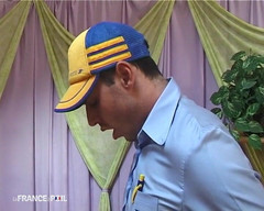 French Gonzo: दूधिया स्तनों वाली दूधिया लाल बालों वाली पूंछ खरीदती है।